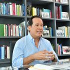 Cucalón es abogado y catedrático; fue asambleísta y ministro de Gobierno.