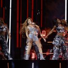 Durante su show del medio tiempo del partido Argentina-Colombia, Shakira lució un traje plateado que dejó al descubierto su espectacular figura.