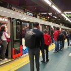 Por la demora en el cierre de puerta se generó aglomeración de personas en la estación Cardenal de La Torre .