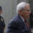 El senador estadounidense Bob Menéndez, de Nueva Jersey, llega al tribunal federal de Manhattan para su juicio por corrupción.