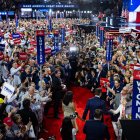 Milwaukee. El senador JD Vance (abajo a la derecha) llega para aceptar su nominación a la vicepresidencia.