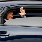 El presidente Emmanuel Macron sale en coche después de asistir al desfile militar del Día de la Bastilla en la Avenida Foch, en París.