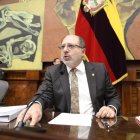 La suspensión fue criticada por el interpelante Jorge Peñafiel pero dijo que acatará lo que disponga el Pleno.