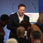 Elon Reeve Musk, conocido como Elon Musk, es un empresario, inversor y magnate sudafricano que también posee las nacionalidades canadiense y estadounidense.