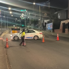 Policías y delincuentes que querían robar una gasolinera se enfrentaron en la avenida Simón Bolívar, en Quito.