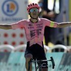 Superdevoluy (France), 17/07/2024.- Ecuadorian rider Richard Carapaz of EF Education - EasyPost celebrates as he crosses the finish line to win the 17th stage of the 2024 Tour de France cycling race over 177km from Saint-Paul-Trois-Chateaux to Superdevoluy, France, 17 July 2024. (Ciclismo, Francia) EFE/EPA/GUILLAUME HORCAJUELO