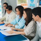 Las figuras públicas que se encuentran firmando el convenio son el alcalde de Daule, Wilson Cañizares (izquierda), la Prefecta del Guayas, Marcela Aguiñaga (centro), y la gerente de la Empresa Pública de Desarrollo, Producción e Inversiones, Julia Barreiro (derecha).