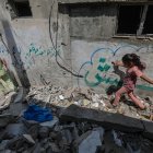 Destrozos provocados por el ataque israelí en el campo de refugiados de Nusairat.