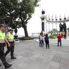 Policías vigilan el sector de La Rotonda, uno de los centros turísticos de la ciudad.