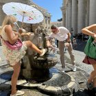 La fuerte ola de calor que sufre Italia desde hace días, que ya ha causado tres muertes, se está intensificando en las últimas horas.