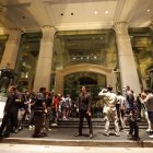 Los periodistas esperan afuera del lugar después de que seis personas fueran encontradas muertas en el hotel Grand Hyatt Erawan en Bangkok, el 16 de julio de 2024.