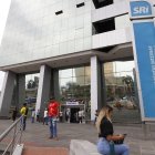 Entidad. A diario, personas llegan a las oficinas del SRI para preguntar sobre el pago de la devolución.