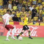 Damián Díaz disputando el balón con un jugador de Bragantino.