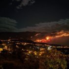Bomberos y equipos de rescate trabajan Intensamente para controlarlo.