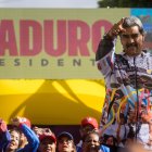 El presidente de Venezuela y candidato a la presidencia, Nicolás Maduro, saluda en un acto de campaña