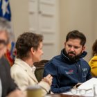 Gabriel Boric (c), junto a la ministra del interior, Carolina Toha (c-i) durante una reunión de gabinete pro seguridad