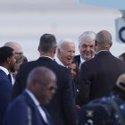 El presidente estadounidense Joe Biden (centro) habla con varios políticos de Nevada después de despegar del Air Force One.