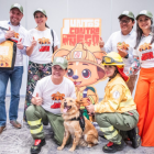 El perrito Chaupi se convirtió en bombero honorario y ahora vive en la Comandancia del Cuerpo de Bomberos de Quito.