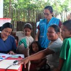 Una integrante de Unicef da información sobre salud en la comunidad de Truenococha, San Juan de Sasipahua.