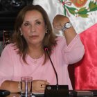 En la foto de archivo fechada el 5 de abril de 2024 aparece la presidenta de Perú, Dina Boluarte, mostrando sus joyas en una rueda de prensa en Lima.