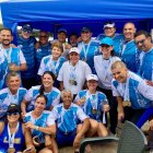 Los nadadores del Guayaquil Tenis Club con las medallas cosechadas.