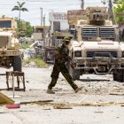 Agentes de policía kenianos patrullan, este miércoles, en Puerto Príncipe (Haití).