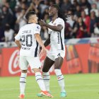 Ricardo Adé celebra con su compañero el gol marcado para LDU.