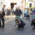 La policía inspecciona los daños en el lugar del ataque en Tel Aviv, Israel, el 19 de julio de 2024.