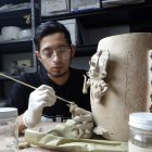 Especialistas restaurando piezas de época prehispánica localizadas durante la construcción del Tren Maya.