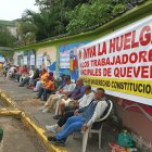 Panorama. Decenas de trabajadores se han plantado en los exteriores del Municipio de Quevedo.