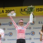 Richard Carapaz levantando el reconocimiento del maillot de lunares en el Tour de Francia