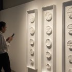 La muestra recoge placas creadas en yeso con formas dejadas por la lluvia, la tierra y otros elementos naturales.