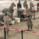 Estilo. Los soldados terracotas son figuras que fueron enterradas bajo tierra por algún emperador de China, con carrozas de caballos y que son de tamaño similar al de un hombre. Son un ejército.