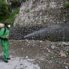 Un integrante de la Comisión Militar y Policial fumiga para eliminar criaderos del mosquito.