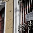 La fachada de una vivienda con cartel de "se vende", en La Habana (Cuba).