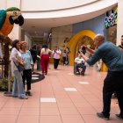 La exposición cuenta con esculturas elaboradas con flores.