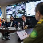 el presidente Gabriel Boric Font, junto a odos de sus ministros, durante una reunión de la Unidad de Acción y Seguridad para la región metropolitana, este viernes en Santiago (Chile).
