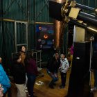 A través del telescopio Merz los quiteños disfrutaron viendo los detalles de la Luna. 2. Afición.