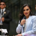 Fotografía de archivo que muestra a la vicepresidenta de Ecuador, Verónica Abad, durante una rueda de prensa.