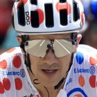 Richard Carapaz del EF Education - EasyPost con la camiseta de vivos rojos, haciendo historia en el Tour de Francia