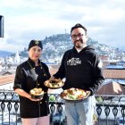 Marta y Luis presentan los tres platos de la tarde, con la hermosa vista de El Panecillo.