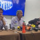 El presidente de Emelec, José Pileggi (c) rechazó el proceso interpuesto por José Auad