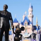 Fotografía de una estatua de Walt Disney y Mickey Mouse en el Parque de Disney, en Anaheim (EE.UU.).
