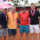Felipe Alarcón y Gonzalo Vera, campeones en 45 años dobles varones (i); junto a Juan Pablo Sicco y Juan José García, vicecampeones.