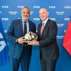 Los máximos dirigentes del fútbol chileno (i) y Gianni Infantino, presidente FIFA, cuando les fue entregada la sede a fines de 2023.