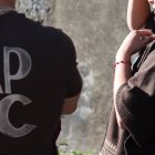 La madre de la deportista junto a uno de los oficiales que llevan el caso en una de las instituciones judiciales en Quito.