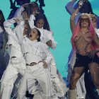 La cantante y compositora colombiana Karol G durante su actuación hoy sábado en el estadio Santiago Bernabéu, en Madrid.