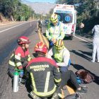 Bomberos acudieron para atender un choque entre dos motociclistas en La Victoria, Guayllabamba.