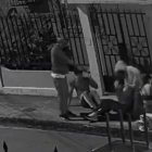 Caso. Mopmento en el que son intimidados al punto de obligar a devestirse para despojarla de sus pertenecias.