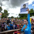 La líder antichavista María Corina Machado sostiene la imagen de Angel Aristimuño, presidente del partido Un Nuevo Tiempo en Monagas, durante una caravana para promover el voto hacia el candidato presidencial de la principal alianza opositora de Venezuela, Edmundo González Urrutia, de cara a las elecciones presidenciales, este sábado en Maturín (Venezuela).